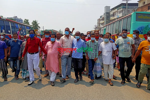 কালিয়াকৈরে গণপরিবহন খোলার দাবিতে বিক্ষোভ