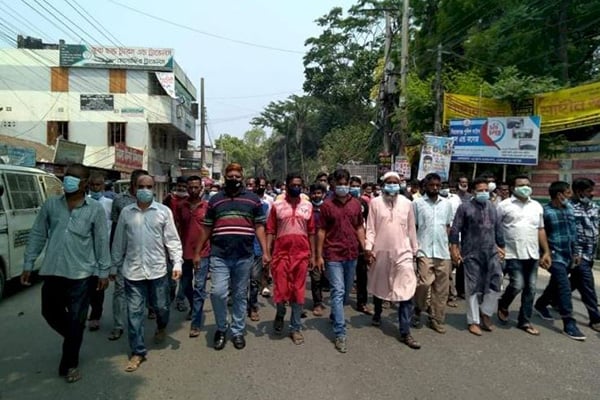 সিরাজগঞ্জ মোটর শ্রমিক ইউনিয়নের ৩ দফা দাবিতে বিক্ষোভ