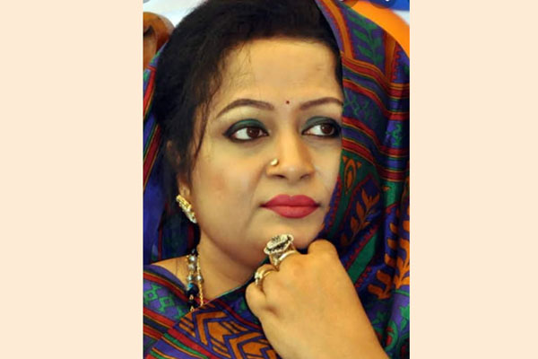 টাকার অভাবে চিকিৎসা সঙ্কট, দগ্ধ পরিবারের পাশে লিপি ওসমান