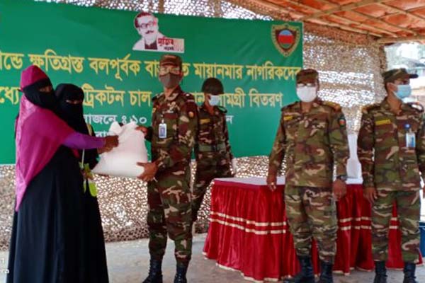 উখিয়ায় ২৬৫২ পরিবারের মাঝে সেনাবাহিনীর ত্রাণ বিতরণ