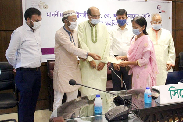 সিলেটে করোনায় ক্ষতিগ্রস্তদের মাঝে পররাষ্ট্রমন্ত্রীর উপহার বিতরণ