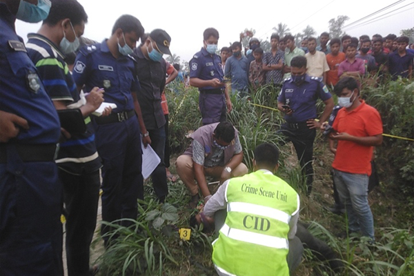 সিরাজগঞ্জে মাইক্রোবাস থেকে যুবকের লাশ ফেলে পলায়ন