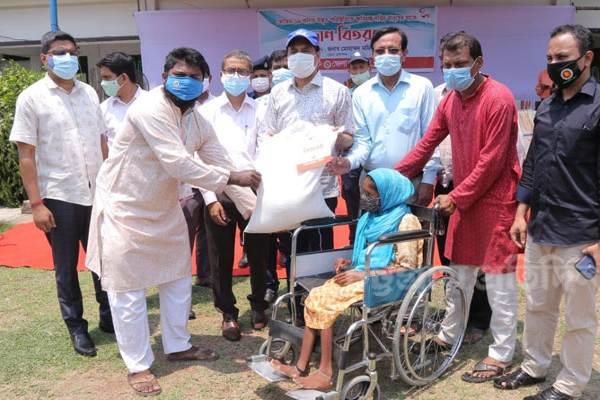 বিশেষভাবে সক্ষম ২৫০ ব্যক্তি পেল চট্টগ্রাম জেলা প্রশাসনের উপহার