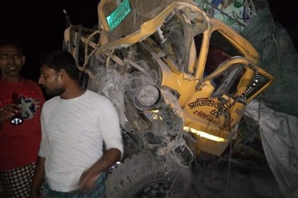 রেলক্রসিংয়ের সিগন্যাল অমান্য, অতঃপর ট্রেনের ইঞ্জিনের সঙ্গে ট্রাকের সংঘর্ষ