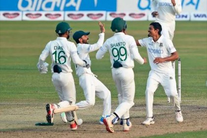 শুরুতেই উইকেট পেলেন তাইজুল