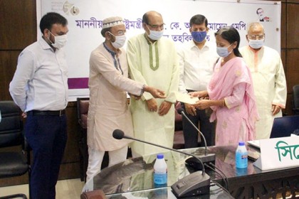 সিলেটে করোনায় ক্ষতিগ্রস্তদের মাঝে পররাষ্ট্রমন্ত্রীর উপহার বিতরণ