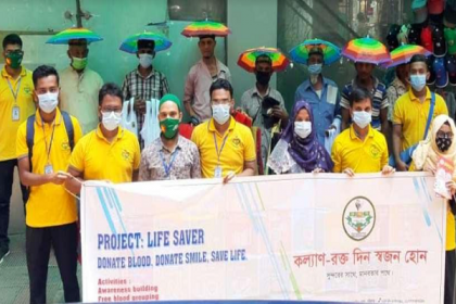 চট্টগ্রামে শ্রমজীবীদের কাছে 'হেড আমব্রেলা হ্যাট' বিতরণ   
