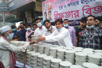 টঙ্গীতে দুস্থদের মাঝে ইফতার সামগ্রী বিতরণ