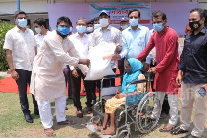বিশেষভাবে সক্ষম ২৫০ ব্যক্তি পেল চট্টগ্রাম জেলা প্রশাসনের উপহার
