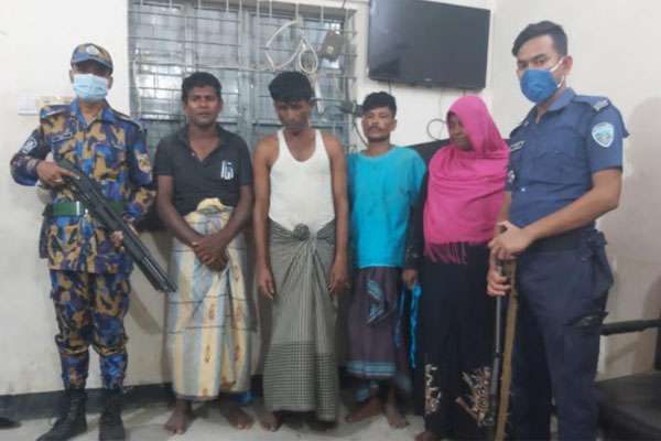 রোহিঙ্গা শিবিরে ৫৪ ভরি স্বর্ণসহ অন্যান্য মালামাল চুরি, আটক ৪ 
