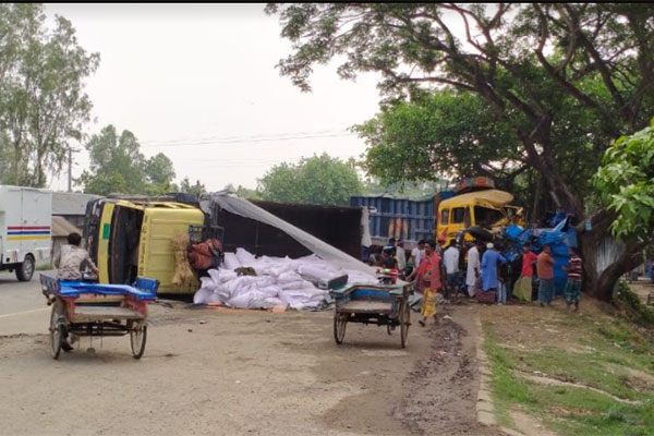 সিরাজগঞ্জে সড়কে ঝড়ল তিন প্রাণ