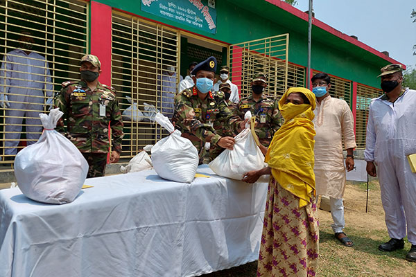 টাঙ্গাইলে সেনাবাহিনীর উদ্যোগে ঈদ সামগ্রী বিতরণ