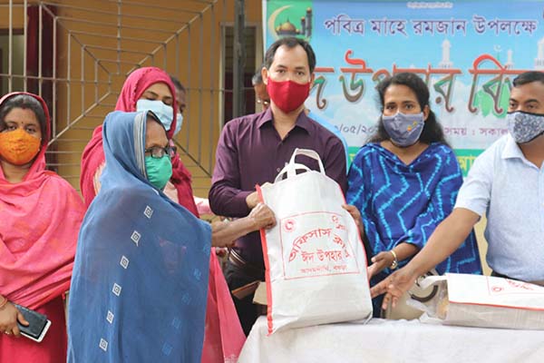 আদমদীঘিতে দুস্থদের মাঝে ঈদ সামগ্রী বিতরণ