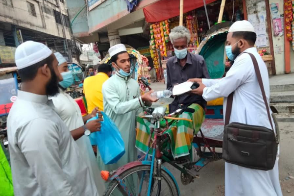 সিদ্ধিরগঞ্জে  দুস্থ ও পথচারীদের মাঝে ইফতার সামগ্রী বিতরণ 