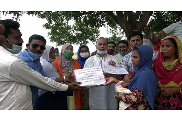 গুরুদাসপুর পৌরসভায় জন্ম নিবন্ধনে উপহার বিতরণ 
