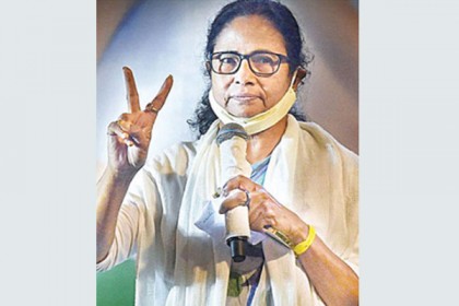 হুইলচেয়ার ছাড়লেন মমতা