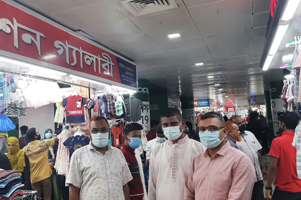 নোয়াখালীতে ঈদের কেনাকাটায় দোকানে ভিড়