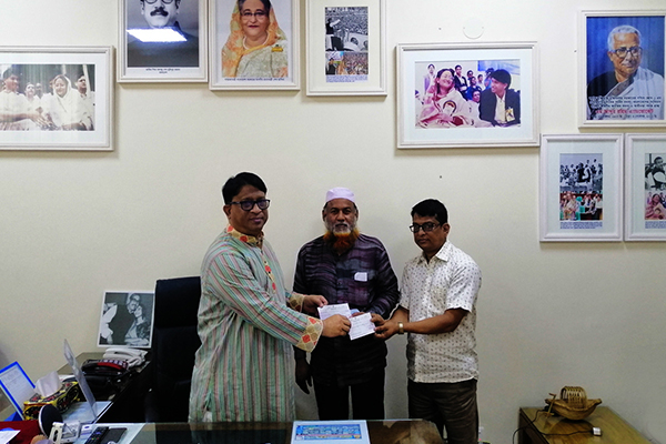 দিনাজপুরে দুই নার্সের পরিবারের কাছে অনুদানের চেক হস্তান্তর
