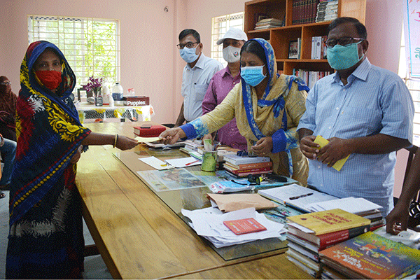 করোনায় ক্ষতিগ্রস্ত শতাধিক পরিবারের মাঝে আর্থিক অনুদান বিতরণ