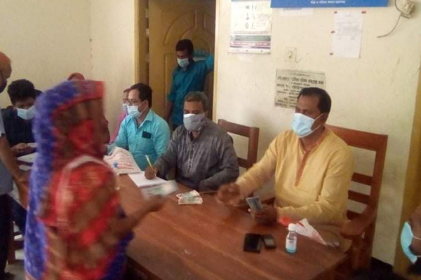 বোয়ালমারীতে ভিজিএফ ও প্রধানমন্ত্রীর মানবিক সহায়তা প্রদান 