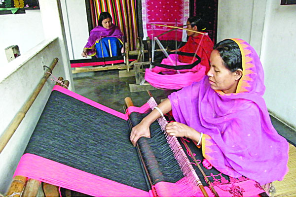 বড়ই দুঃসময় মণিপুরি শাড়ির