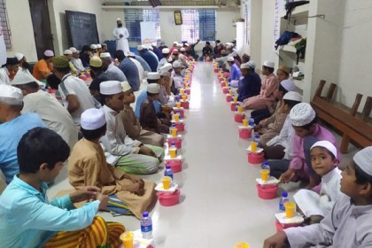 এতিমখানায় মিস্টার নুডলসের ইফতার বিতরণ