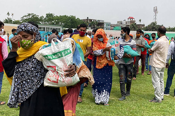 নেত্রকোনায় ৫০০ দোকান কর্মচারীর মাঝে খাদ্য সামগ্রী বিতরণ