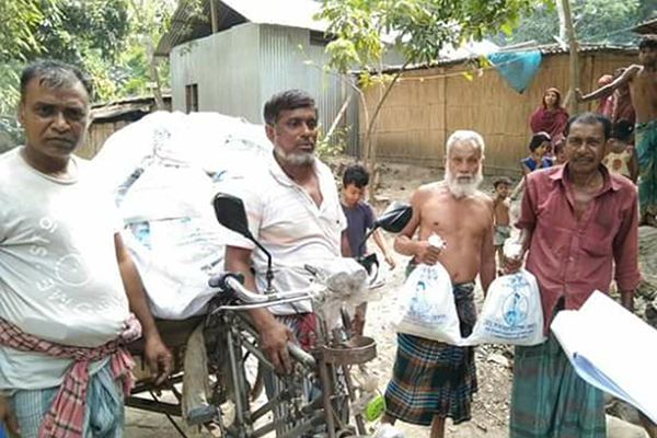 ভাঙ্গায় ঘরে ঘরে ঈদ উপহার বিতরণ 