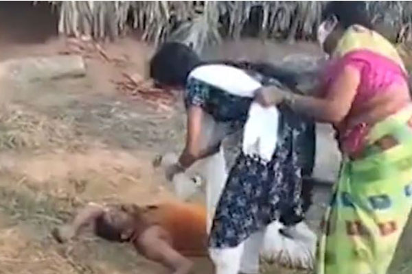 হৃদয়বিদারক, করোনা আক্রান্ত বাবাকে পানি দিতে গেলেও আটকাচ্ছেন মা! (ভিডিও)