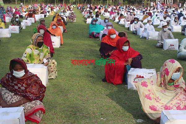 ঠাকুরগাঁওয়ে অসহায় মানুষের মাঝে খাদ্য সামগ্রী বিতরণ
