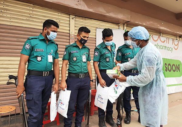 করোনা প্রতিরোধে প্রথম সারির সৈনিকদের ডাবরের শ্রদ্ধা

