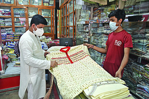 খাদি ব্যবসায়ীদের ঘুরে দাঁড়ানোর চেষ্টা