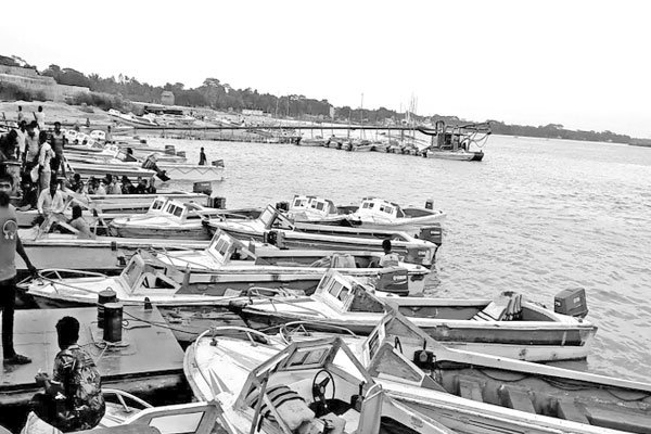 নিয়মনীতির বালাই নেই নৌরুটে যাত্রী হয়রানি চরমে