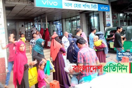 বিশ্বনাথে শপিংমলে মানুষের ভিড়, বালাই নেই স্বাস্থ্যবিধির