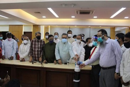 অক্সিজেন সিলিন্ডার বিতরণ করলো আওয়ামী লীগের ত্রাণ উপকমিটি 