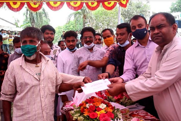 ঝিনাইদহে ১০০০ হতদরিদ্র পরিবারকে প্রধানমন্ত্রীর উপহার বিতরণ