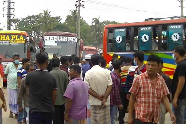 ফেনীতে মহাসড়কে নির্দেশনা মানা হচ্ছে না 