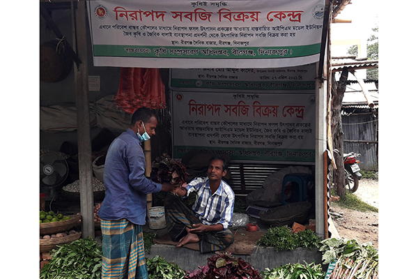 দিনাজপুরে সাড়া ফেলেছে নিরাপদ সবজি বিক্রয় কেন্দ্রে 