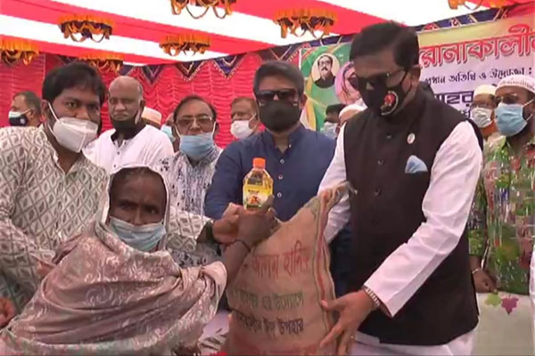 কুষ্টিয়ায় অসহায় মানুষের মাঝে খাদ্য সামগ্রী বিতরণ