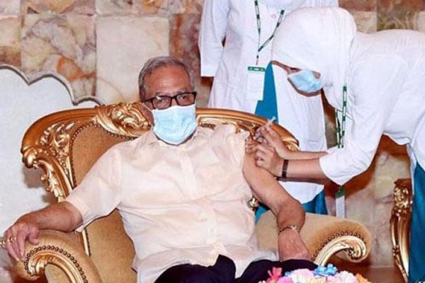 করোনা টিকার দ্বিতীয় ডোজ নিলেন রাষ্ট্রপতি