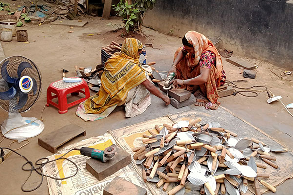 সোনাতলার কর্মকারদের তৈরি হাতুড়-বাটাল এখন ‘মেইড ইন বাংলাদেশ’ 