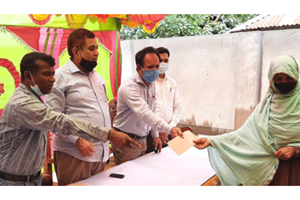 তেঁতুলিয়ায় শিশু ও বয়স্কদের ঈদ উপহার প্রদান