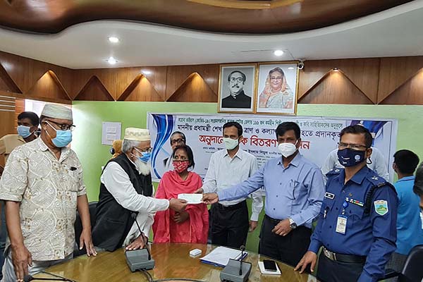 নাটোরে প্রধানমন্ত্রীর কল্যাণ তহবিলের চেক বিতরণ
