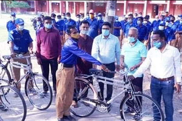দ্রুত জনসেবার জন্য বোয়ালমারীতে গ্রাম পুলিশের মাঝে সাইকেল ও পোশাক বিতরণ

