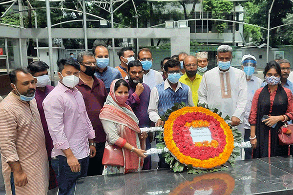 বাউবি’র নতুন কোষাধ্যক্ষের বঙ্গবন্ধুর প্রতিকৃতিতে শ্রদ্ধা নিবেদন