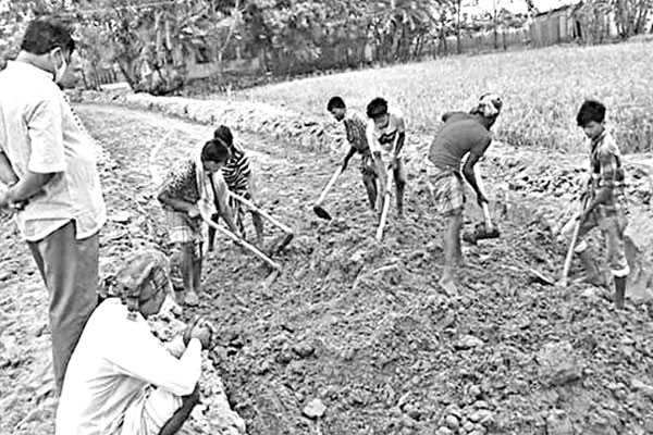 সড়ক নির্মাণে বালুর বদলে কাদামাটি