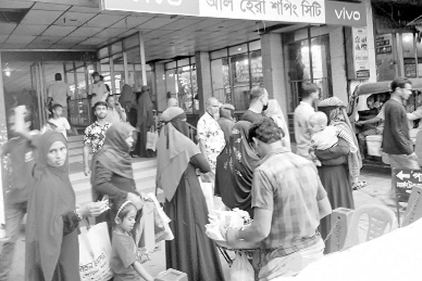 শপিং মলে ভিড়, বালাই নেই স্বাস্থ্যবিধির