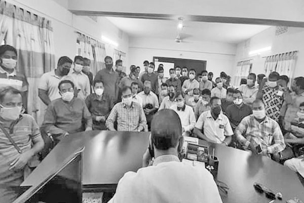 হিসাবরক্ষণ কর্মকর্তাকে অবরুদ্ধ করলেন প্রাথমিক শিক্ষকরা