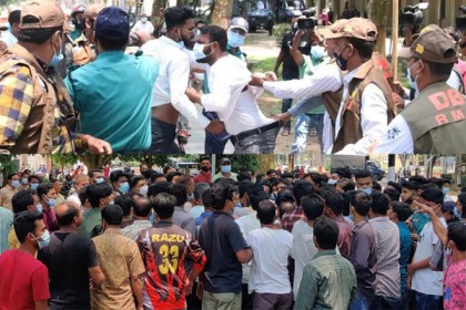 নিয়োগ নিয়ে রাবিতে ছাত্রলীগের দুই গ্রুপে সংঘর্ষ, পুলিশের লাঠিচার্জ
