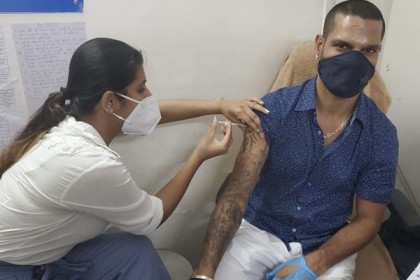 ‘করোনাকে হারাতে এটাই সহায়তা করবে’, টিকা নিয়ে বললেন ধাওয়ান 

